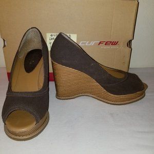 #4035 Preowned in Box Curfew Tori Brown Suede 7.5M